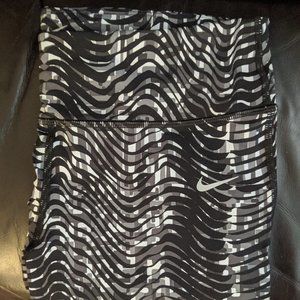 NWOT Nike Black Gray + White Epic Lux Full Legging